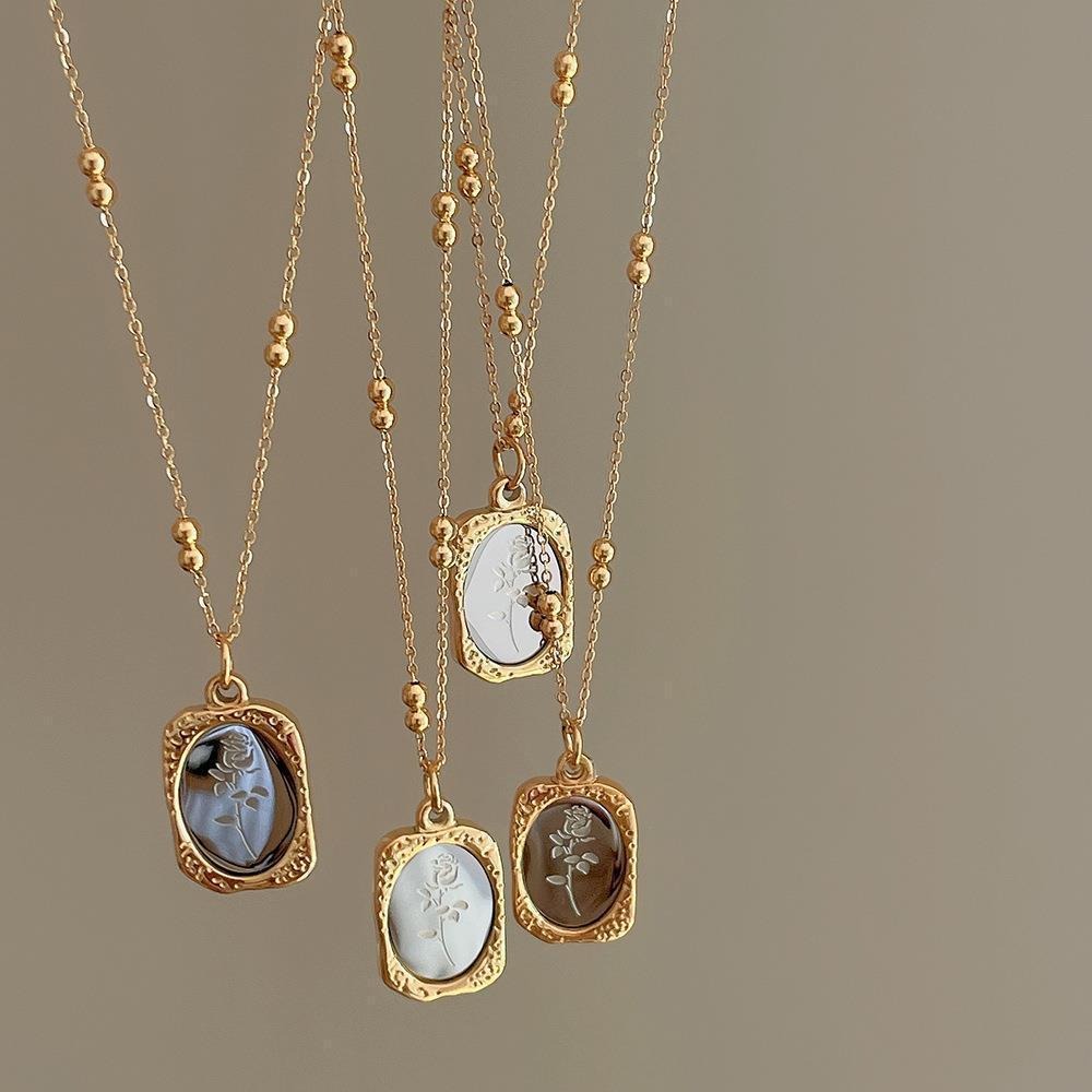 Collier Pendentif Rose Gravée  - Vintage Fashion Tags avis et prix